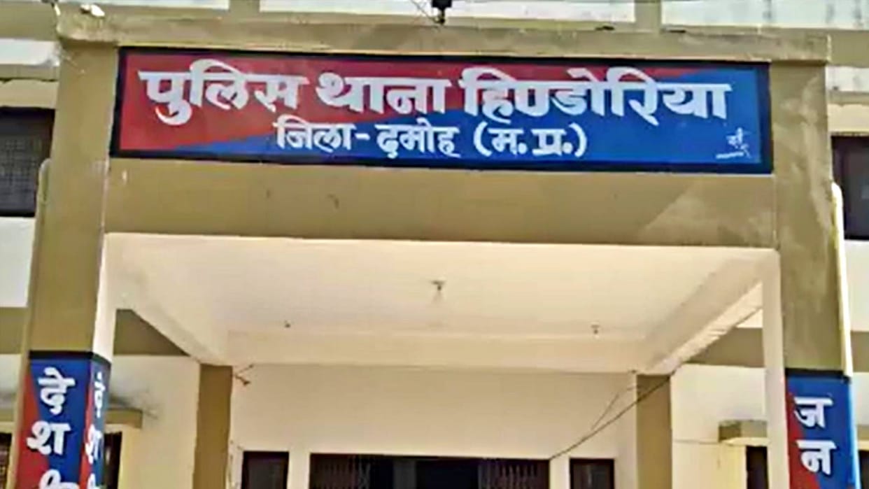 MP Crime Husband kills wife and innocent daughter with an axe in Damoh