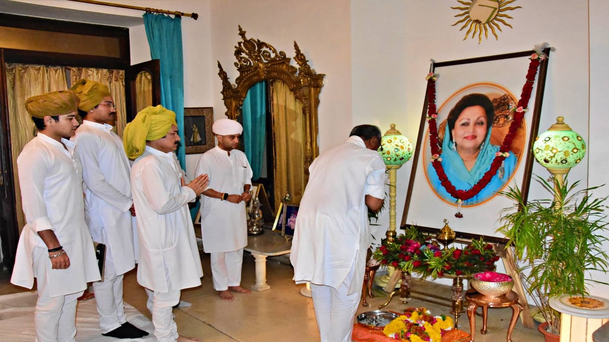 Gwalior Digvijay reached Jaivilas Palace for first time after Scindia left Congress paid tribute Madhavi Raje