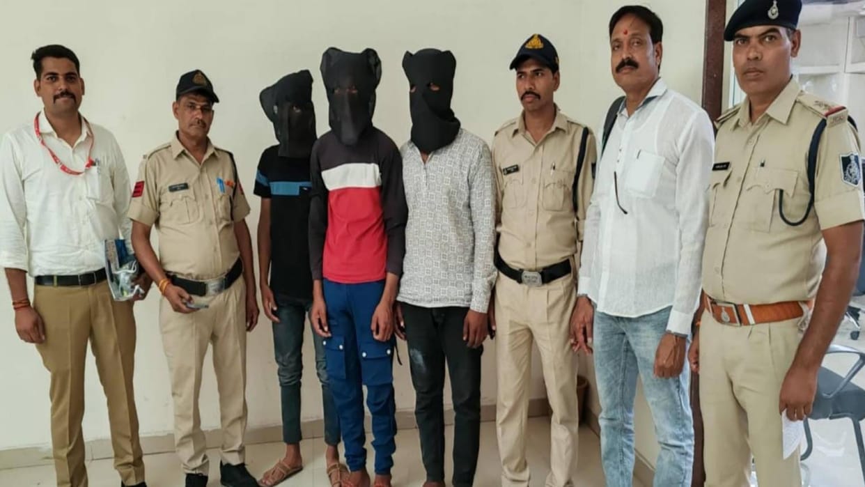 Ujjain Crime To save Rs 2.5 lakh young man was first strangulated then murdered by crushing his head