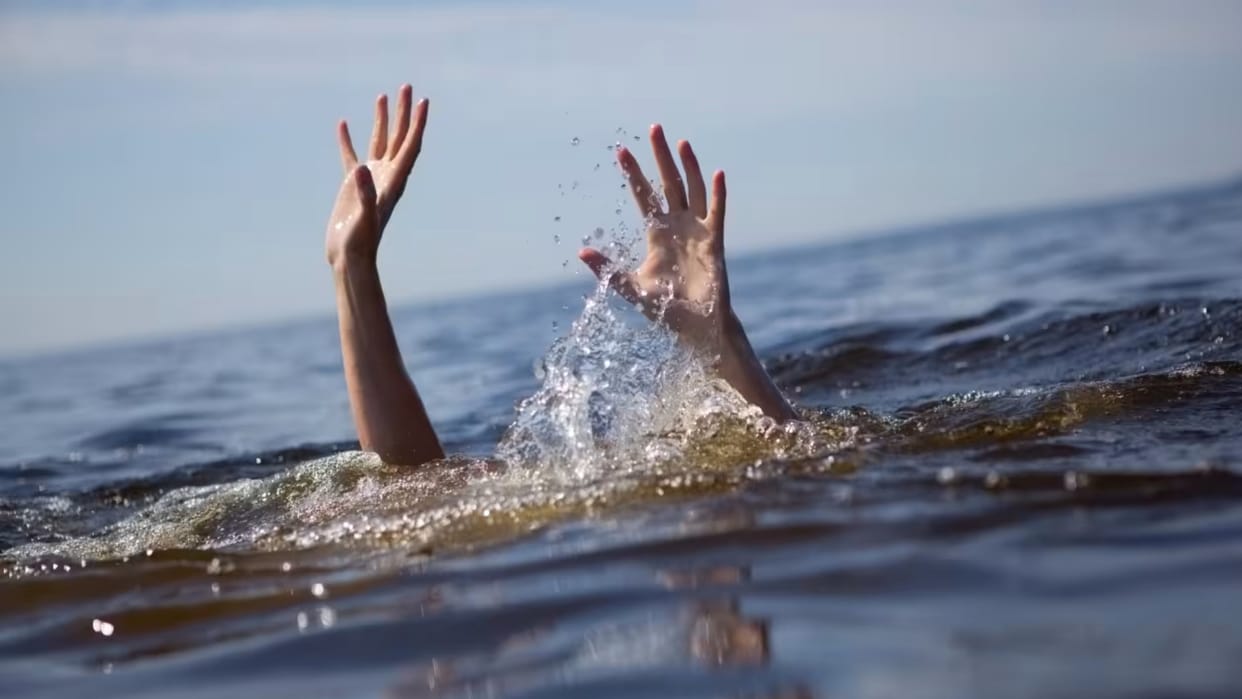 young man drowned in Gomti river while bathing in Lucknow police searching for him with help of divers