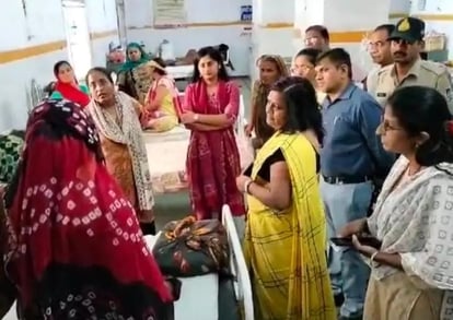 Neemuch News: महिला ने रिक्शे में दिया बच्चे को जन्म, अस्पताल में एनेस्थेटिस्ट न होने के कारण भर्ती करने से मना किया गया