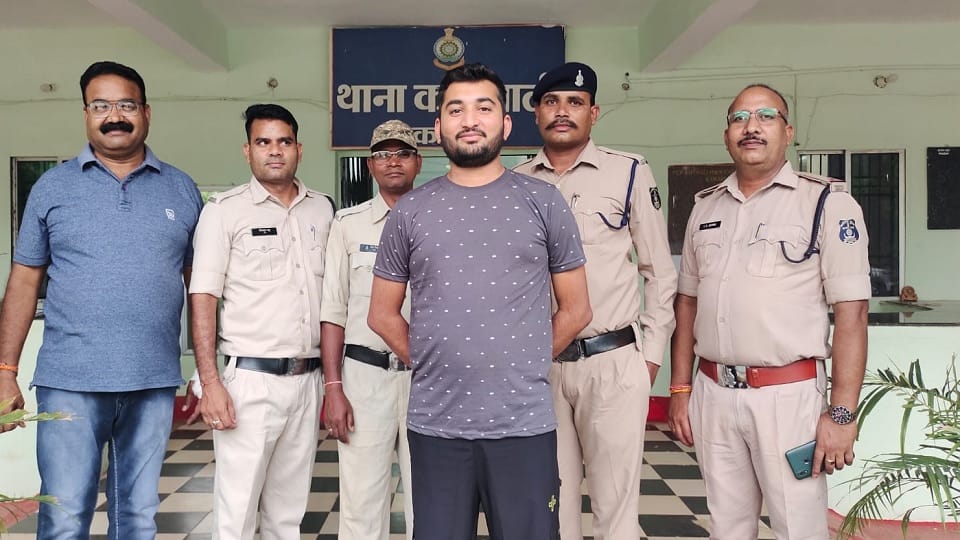Kabirdham News Police arrested fake income tax officer