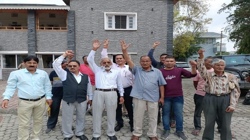 Uttarakhand Kranti Dal workers demonstrated by giving memorandum in DM office regarding UCC in pithoragarh