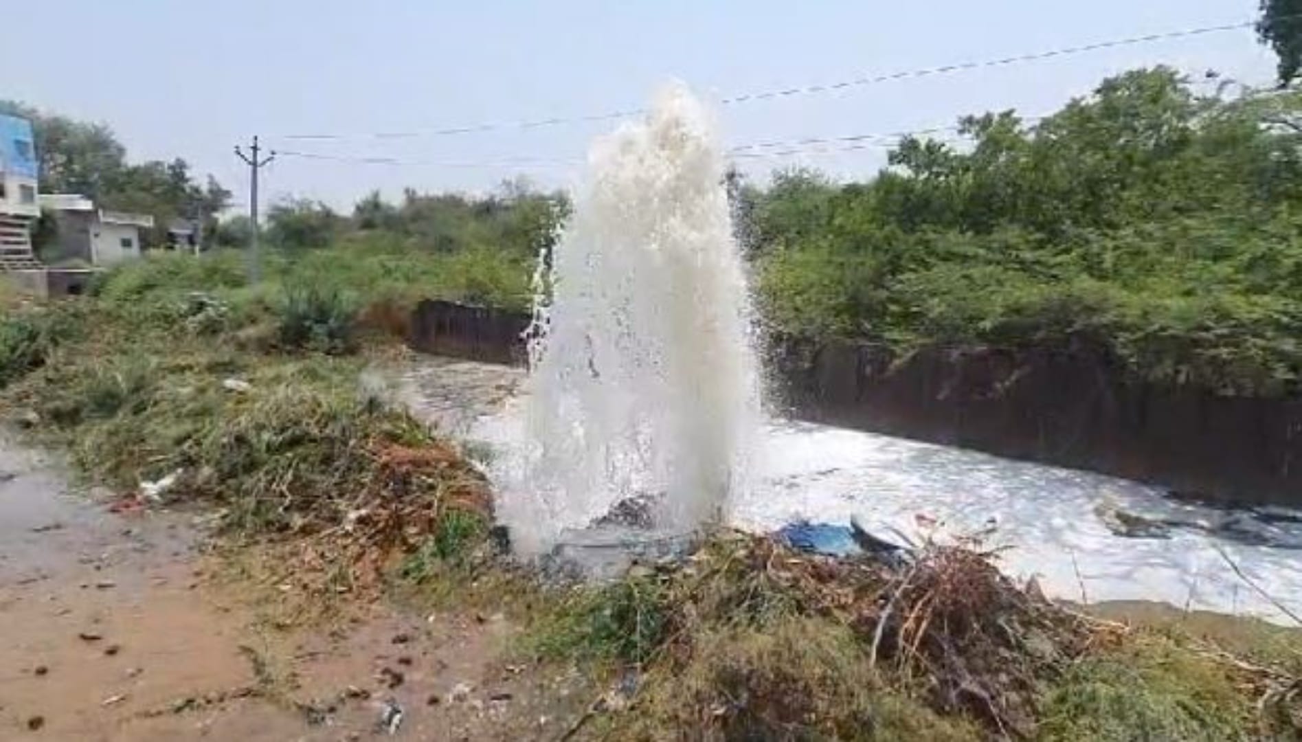 सीवरेज लाइन से फूटा फव्वारा