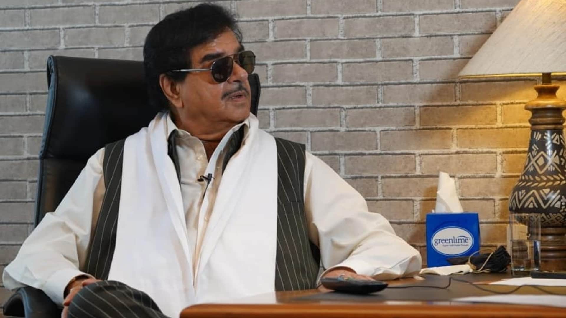 Bollywood Love Shatrughan sinha On two timing with Poonam Sinha Reena Roy feel guilty for love triangle