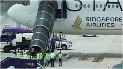 Singapore Airlines: विमान में टर्बुलेंस से यात्रियों को दिमाग और रीढ़ में आई चोटें, 20 लोग अब भी आईसीयू में Singapore Airlines Fliers of Turbulent Plane suffered Brain skull and spine injuries many still in intensive c
