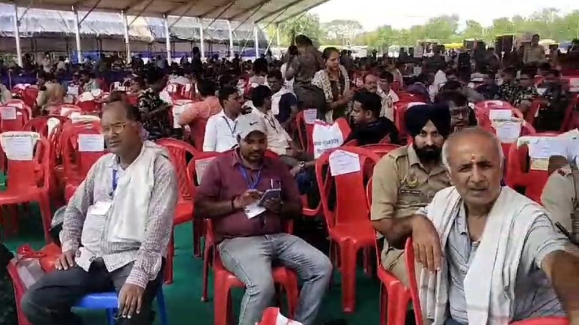 Vaishali Lok Sabha: Polling personnel left for 1942 polling stations for the sixth phase of voting