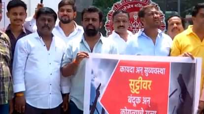 पुणे पोर्श कांड मामले में विरोध-प्रदर्शन कर रहे विपक्षी दल।