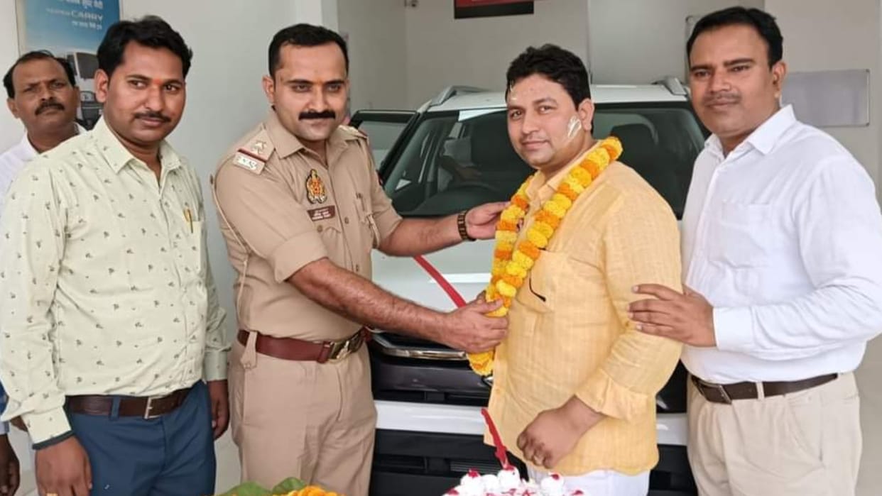 policeman garlanded BJP leader is suspend in chandauli