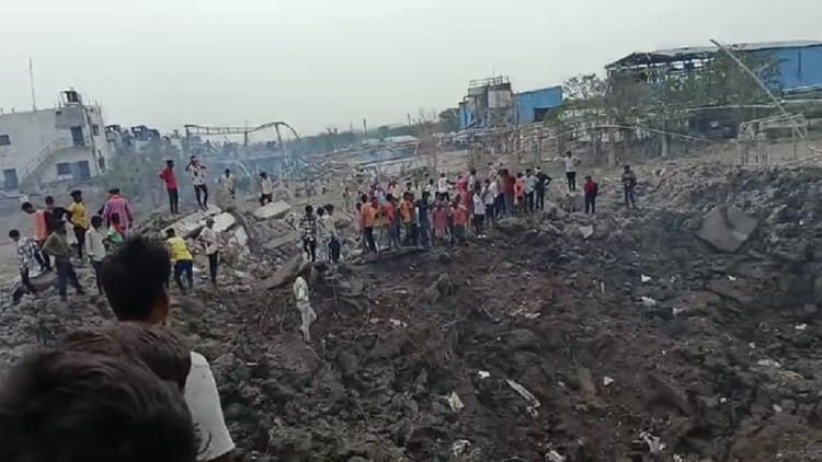 Chhattisgarh Blast: सबसे बड़ी बारूद फैक्टरी में जोरदार धमाका, दस लोगों की मौत की खबर; कई लोग मलबे में दबे