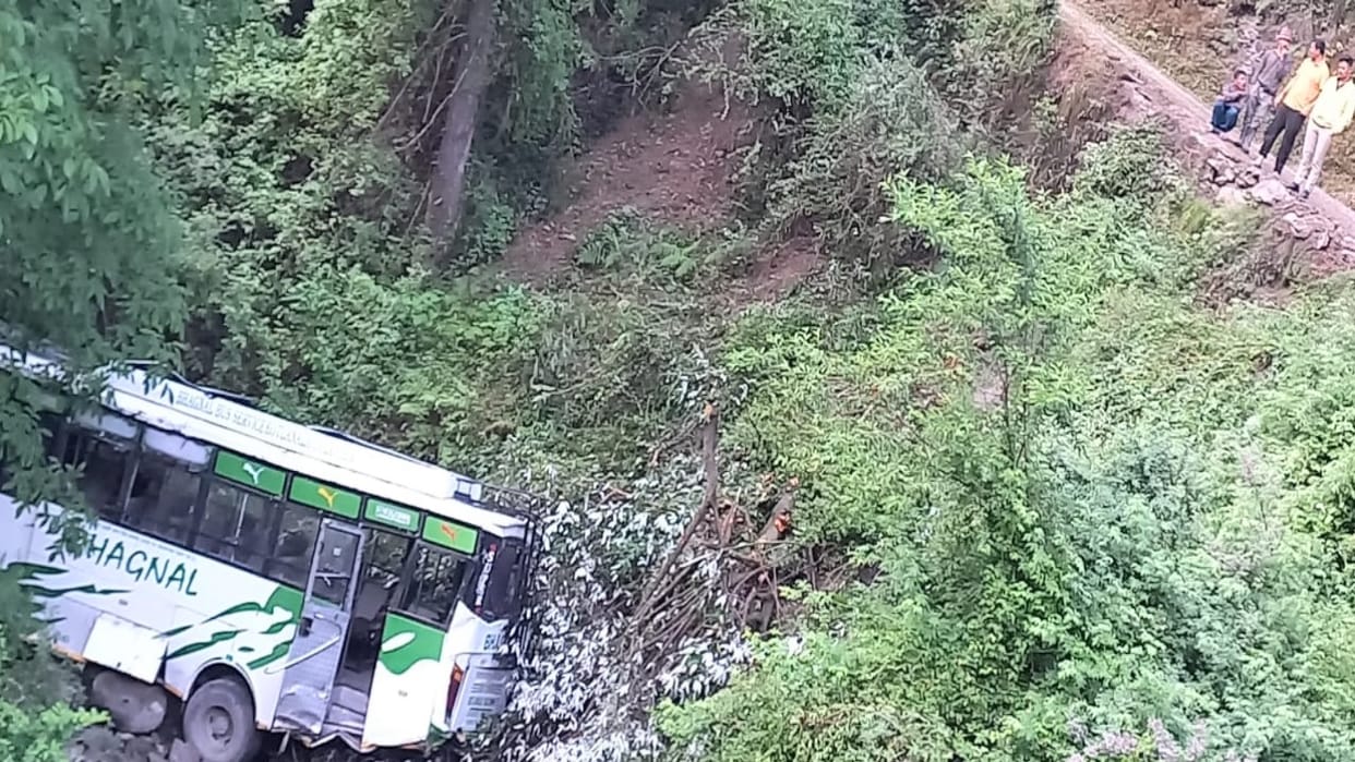 Road Accident:  Private bus crashed in Pulbahal of Chaupal, driver died