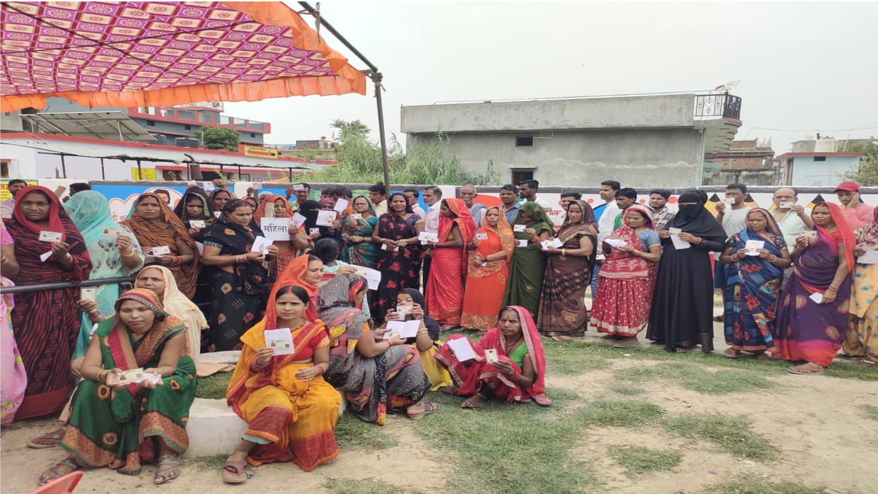 Voting is going on on all three Lok Sabha seats of Basti Mandal. Voting will take place till 5 pm