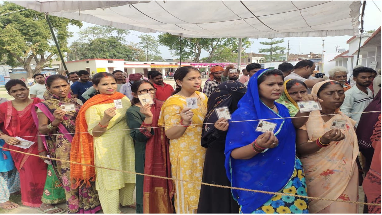 Voting is taking place in Sant Kabir Nagar, Basti and Dumariyaganj under the sixth phase.