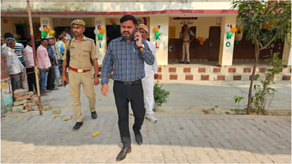 Voting is taking place in Sant Kabir Nagar, Basti and Dumariyaganj under the sixth phase.