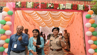 Voting is taking place in Sant Kabir Nagar, Basti and Dumariyaganj under the sixth phase.