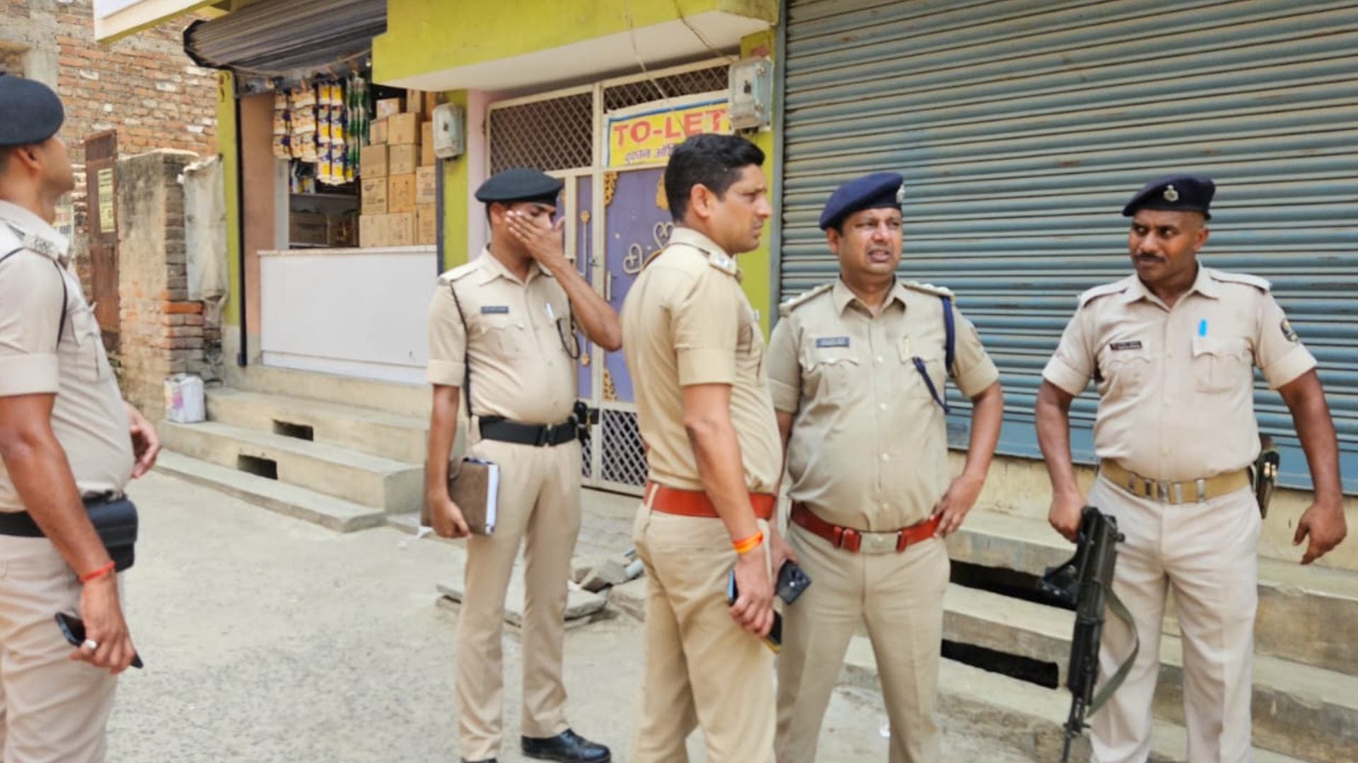 घटनास्थल पर मौजूद पुलिसकर्मी