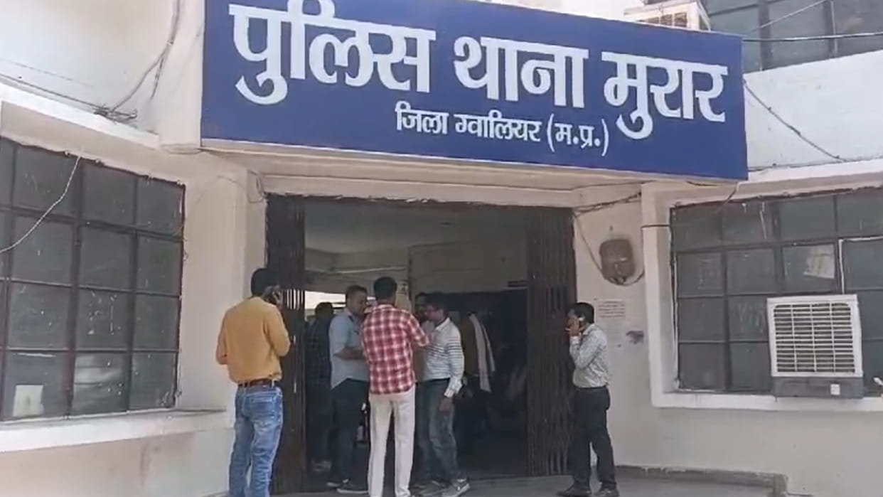 MP News: Stone pelting in Gwalior district hospital, three people including doctor on duty injured