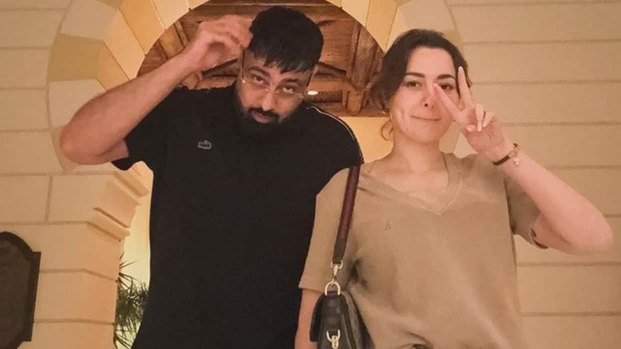 Hania Aamir attended a rocking concert of Indian singer rapper Badshah Singer hugs actress in the concert