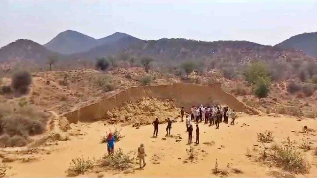 Rajasthan: Earthen mound collapsed during ongoing MNREGA work in Bihar village