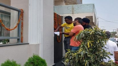 Income Tax Raid: 60 घंटे से आयकर विभाग की कार्रवाई जारी, छानबीन में तीन टीमें; एक कारोबारी के घर की सील खोली Income Tax Department action continues for 60 hours in rudrapur
