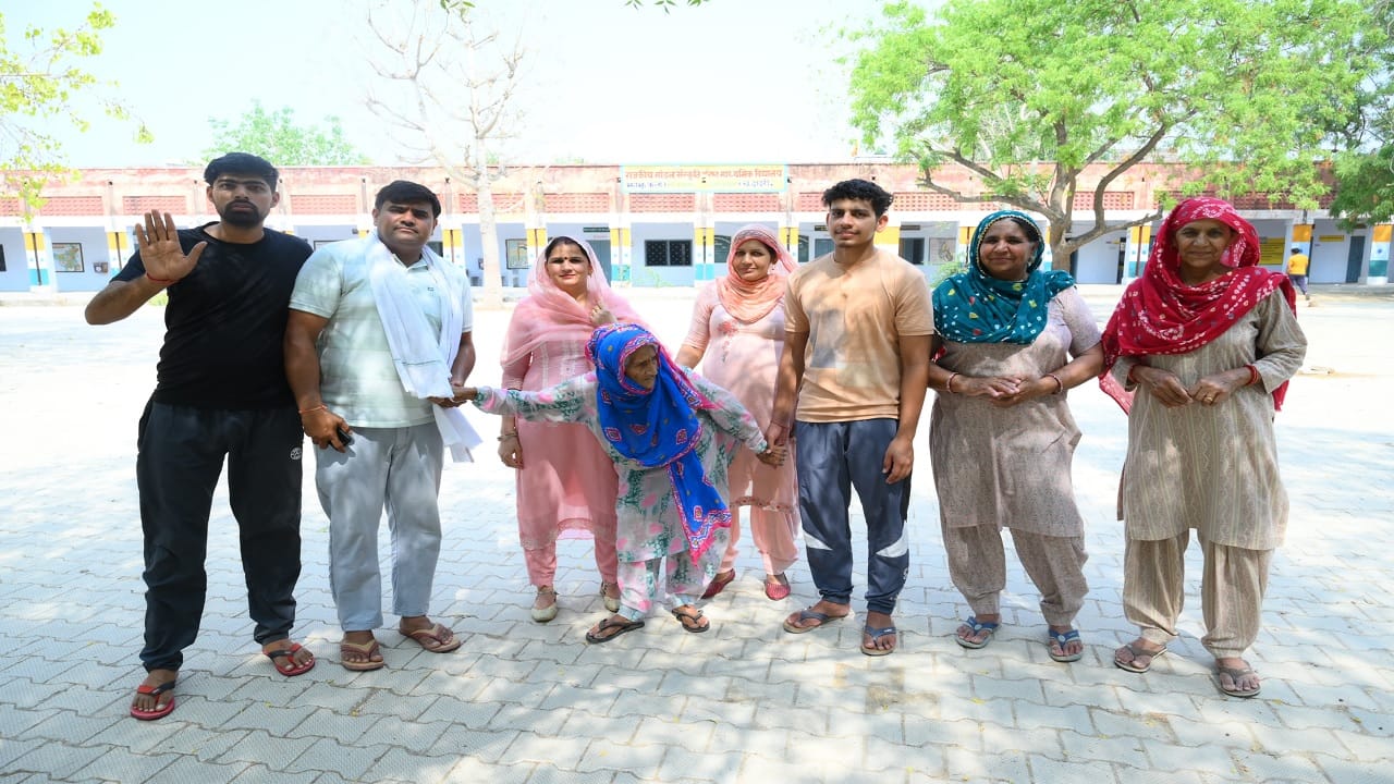 Haryana Lok Sabha Election Phase 6th Voting: Voters Cast Their Votes, Crossing Barrier of Passion and Illness