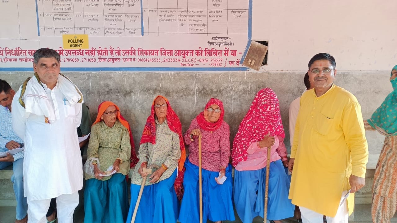 Haryana Lok Sabha Election Phase 6th Voting: Voters Cast Their Votes, Crossing Barrier of Passion and Illness