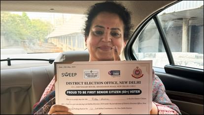 Photos: 95 वर्षीय पिता को व्हीलचेयर पर लेकर वोट देने पहुंचे CEC; परिवार के साथ कतार में लगे दिखे केजरीवाल Lok Sabha Polls sixth phase voting election photos story news in hindi