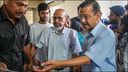 Photos: 95 वर्षीय पिता को व्हीलचेयर पर लेकर वोट देने पहुंचे CEC; परिवार के साथ कतार में लगे दिखे केजरीवाल Lok Sabha Polls sixth phase voting election photos story news in hindi