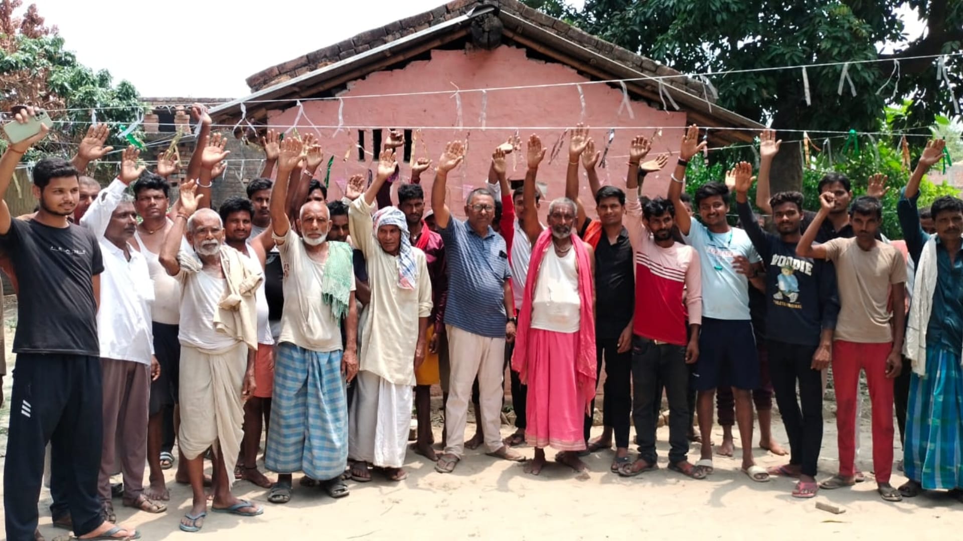 ग्रामीणों का विरोध।