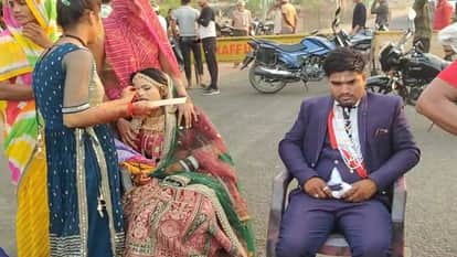Shivpuri News Fight while playing DJ in marriage procession bride and groom sit on dharna demanding FIR