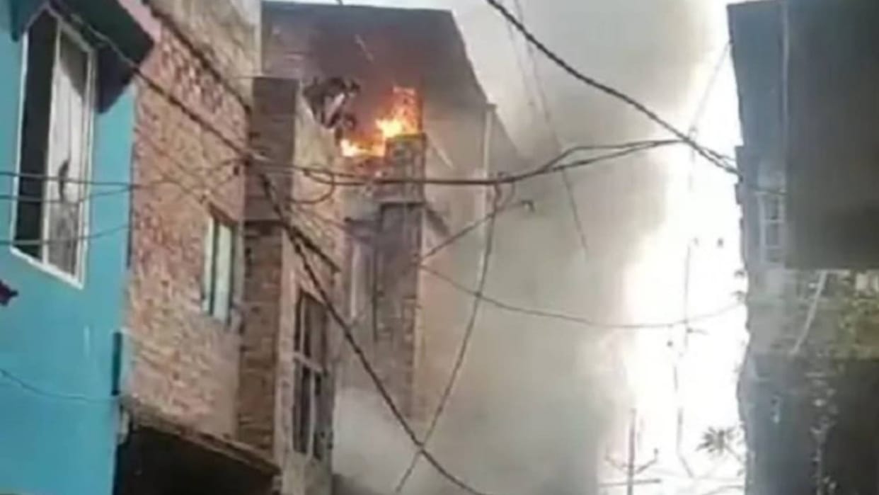 Bhopal Fire broke out in narrow streets of old city brought under control in 5 hours wall collapsed