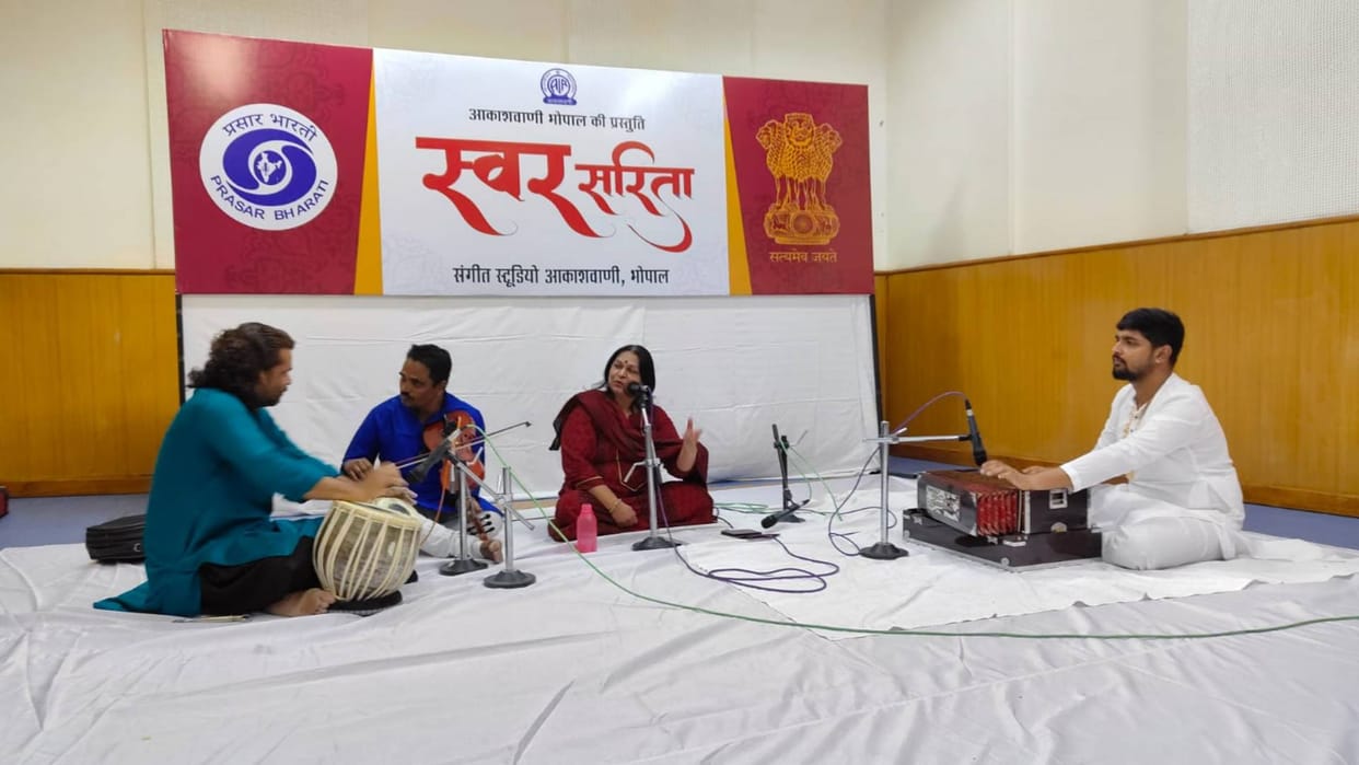 Bhopal News This is Akashvani and you are watching live recording of your favorite artists