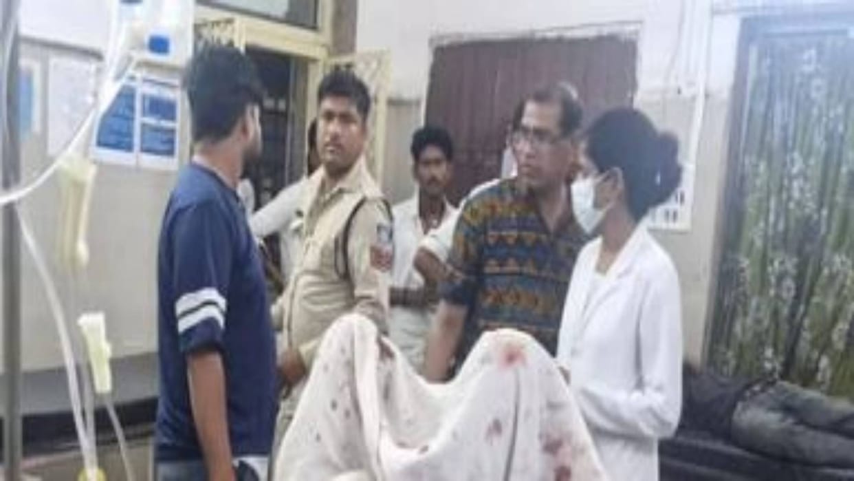 Damoh News Explosion in room of artist who staged Ramlila injured referred to Jabalpur