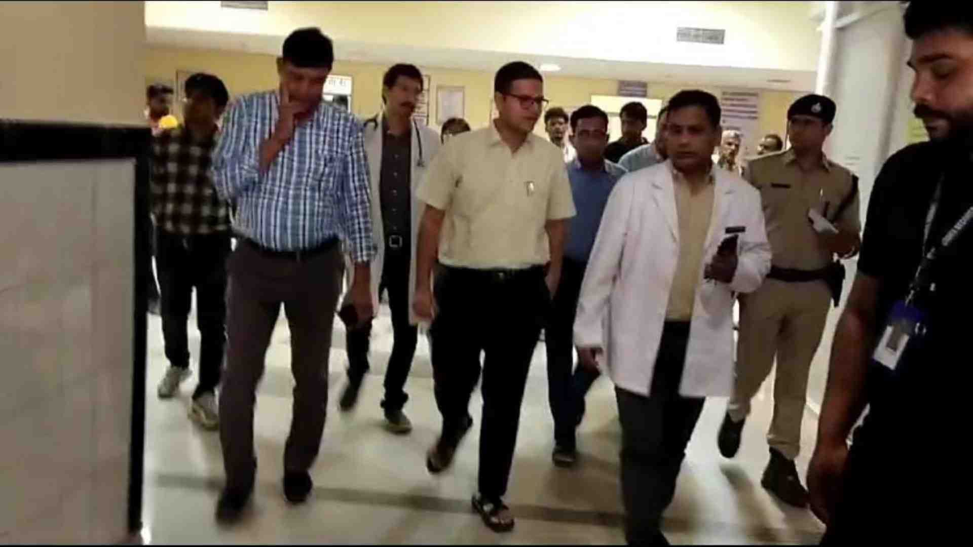निरीक्षण करने जिला अस्पताल पहुंचे जिल कलेक्टर।