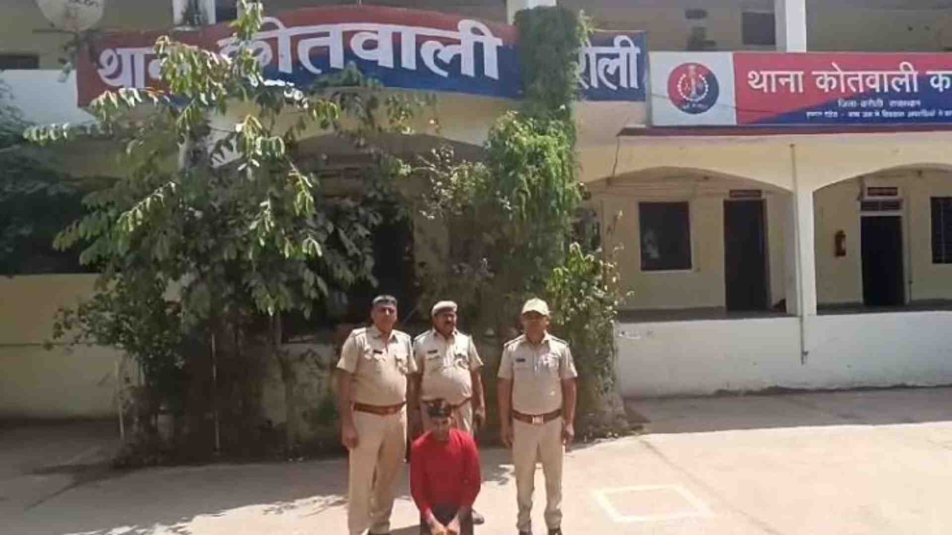 पुलिस की गिरफ्त में आरोपी।