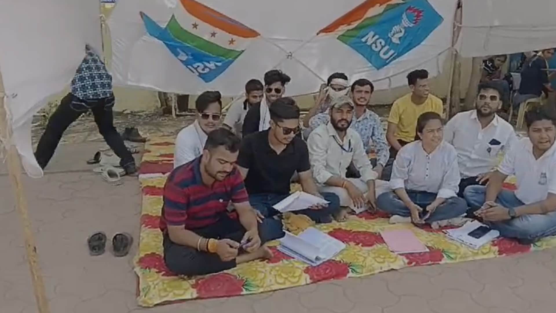 प्रदर्शन करते छात्र