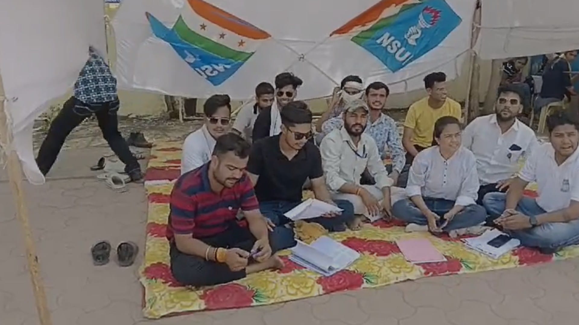 प्रदर्शन करते छात्र