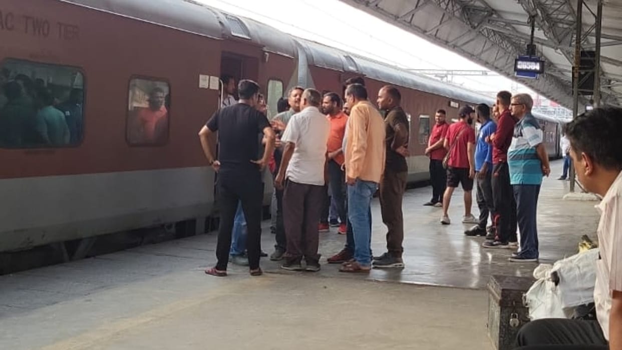 Rajdhani Express AC coach passengers create ruckus at Bareilly Junction