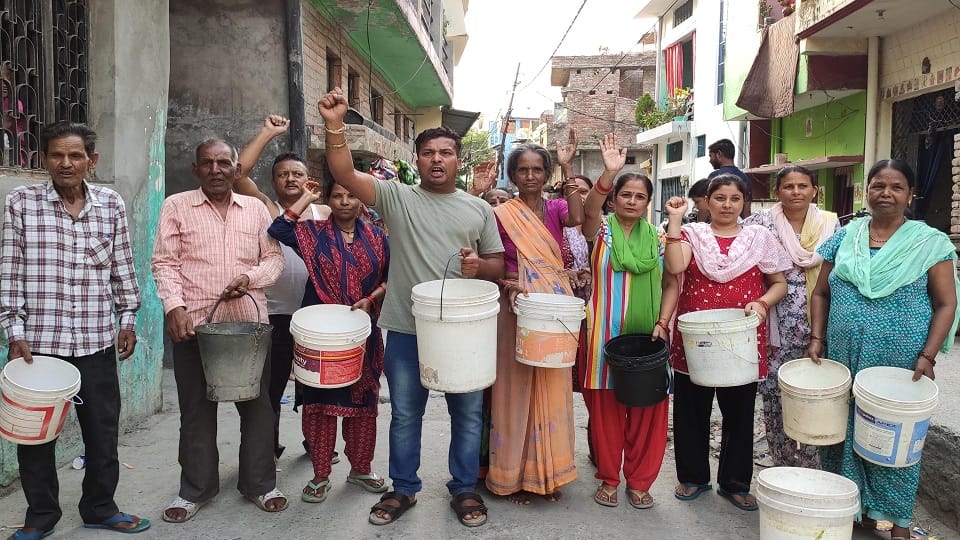 People reached Jal Sansthan office and protest regarding drinking water shortage in haldwani