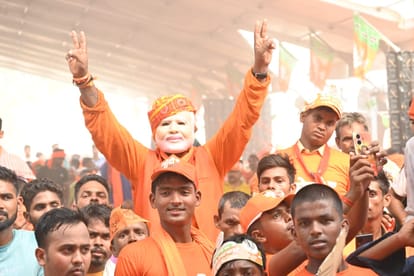 PM Modi Varanasi Visti get a gift of 3884 crores in kashi many projects inaugurated and foundation stone