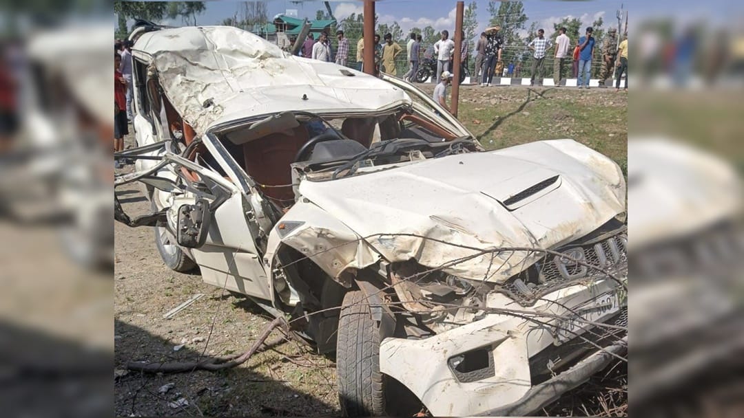 Qazigund Accident in jammu kashmir eight people injured