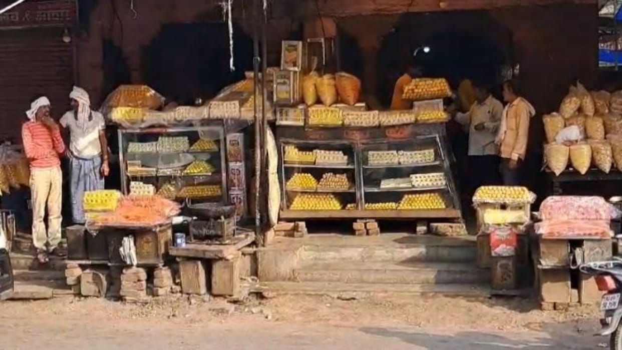 Dausa News: Health department action on sweet shops in front of railway station, samples sent for testing