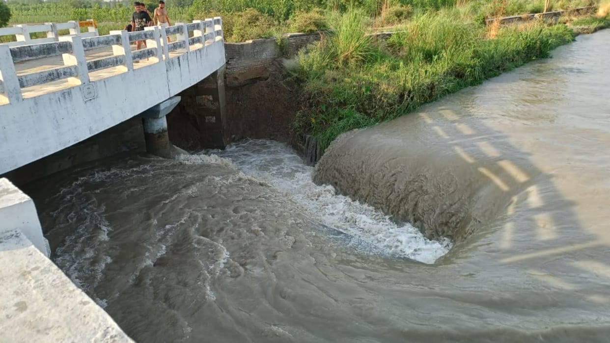 Ganganagar bridge collapsed in Saharanpur and thousands of bighas of farmer crops were submerged