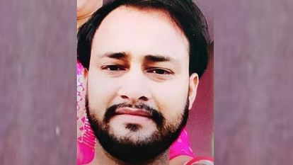 UP: मुंह में ठूंसा कपड़ा... एक हाथ में था प्लास्टर, ऐसे हाल में मिली दुकानदार की लाश; पीएम रिपोर्ट से नया मोड़ Mobile shopkeeper committed suicide by stuffing cloth in his mouth