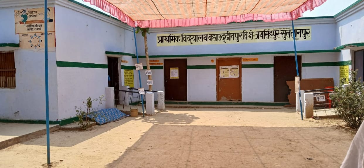 Sultanpur Lok Sabha: Voting started, queues were seen at the booth since morning, Maneka Gandhi's reputation a