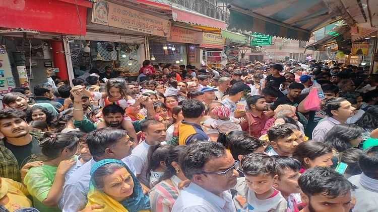 Banke Bihari Temple: बांके बिहारी के दर्शन को उमड़ा सैलाब, गलियों में लगी कतार...भीषण गर्मी में भी न रुके कदम