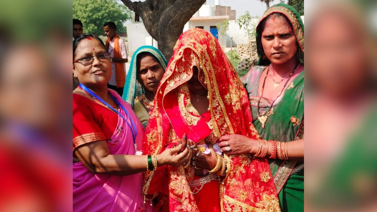 Lok Sabha Election vote first Farewell before bride arrived voting booth in bhadohi