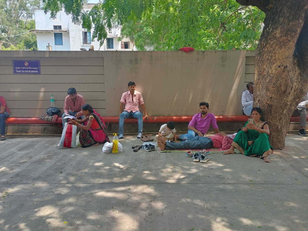 Bhopal: The relatives of the patient are spending the day under the tree even in 45 degrees in Katju Hospital