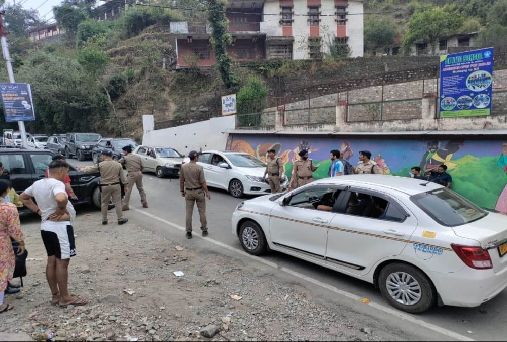 Nainital News Huge Crowd of Tourists and vehicle stopped on Mall Road tourism business man Protest Photos