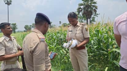 जांच करती पुलिस।